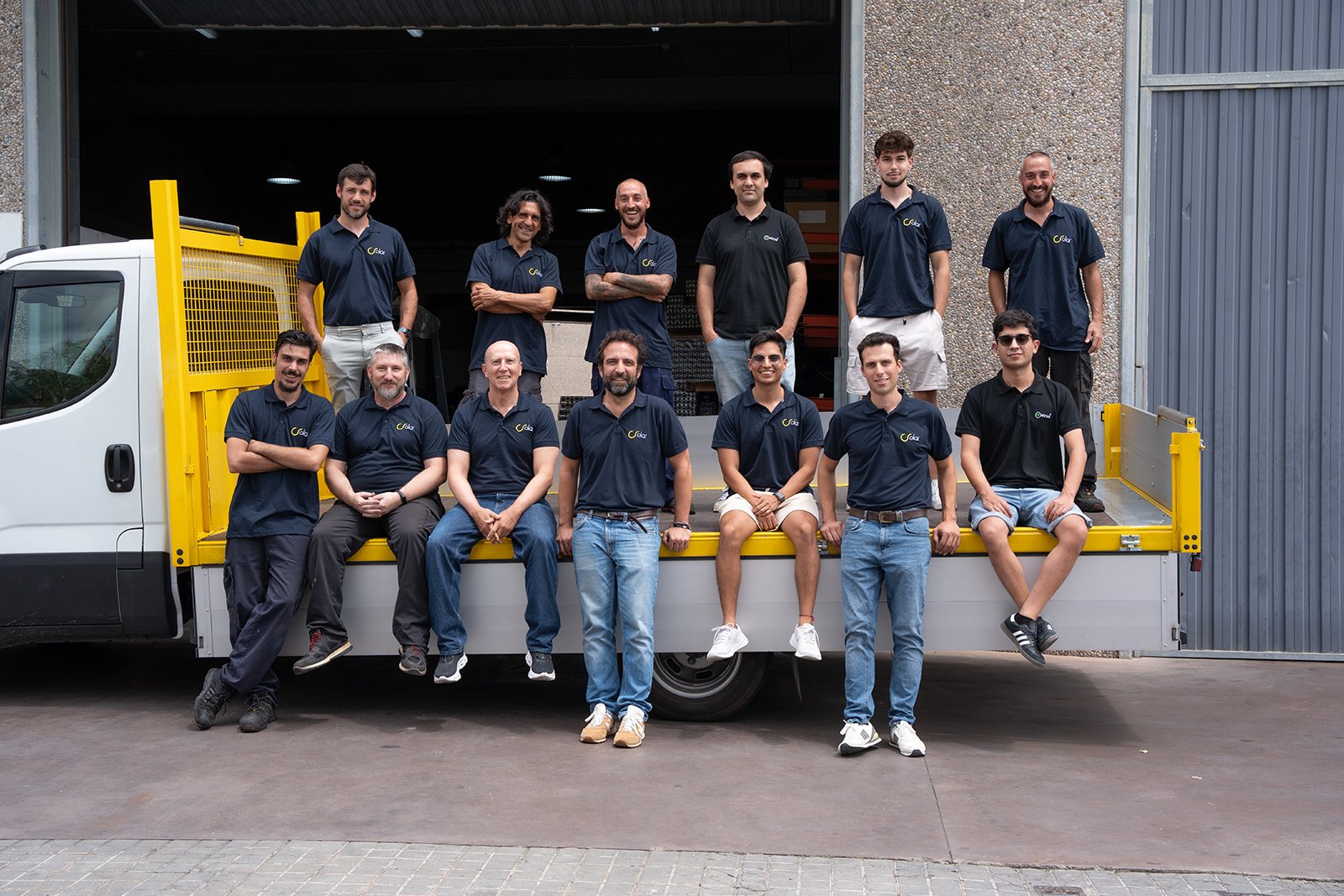 Equipo técnico de C-Solar frente a sus instalaciones, especialistas en estructuras fotovoltaicas