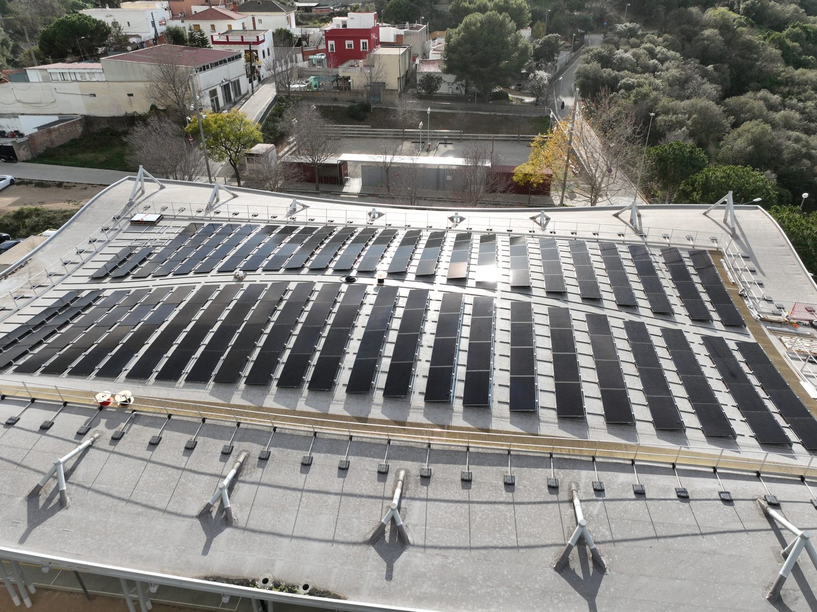 Cubierta fotovoltaica personalizada sobre estructura singular en Barcelona